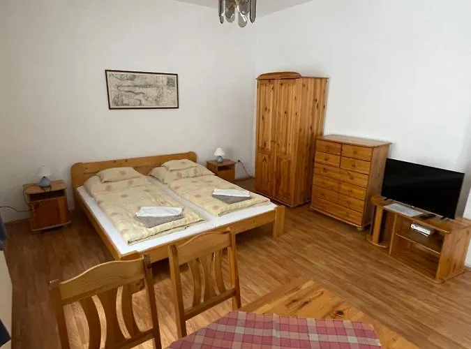 Alojamento de Acomodação e Pequeno-almoço Katalinkert Panzió Győr